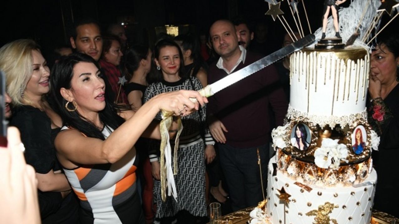 Hande Yener yeni yaşını dostlarıyla kutladı