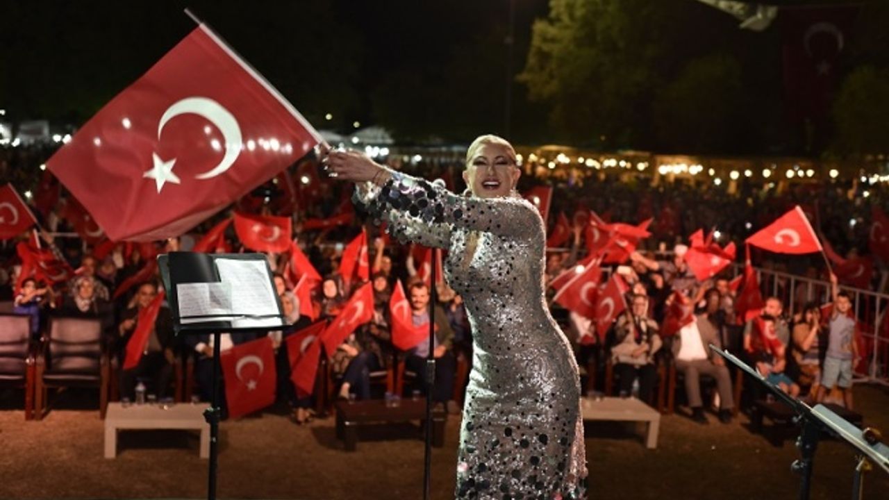 30 Ağustos'ta 30 bin kişi Muazzez Ersoy'un şarkılarıyla coştu