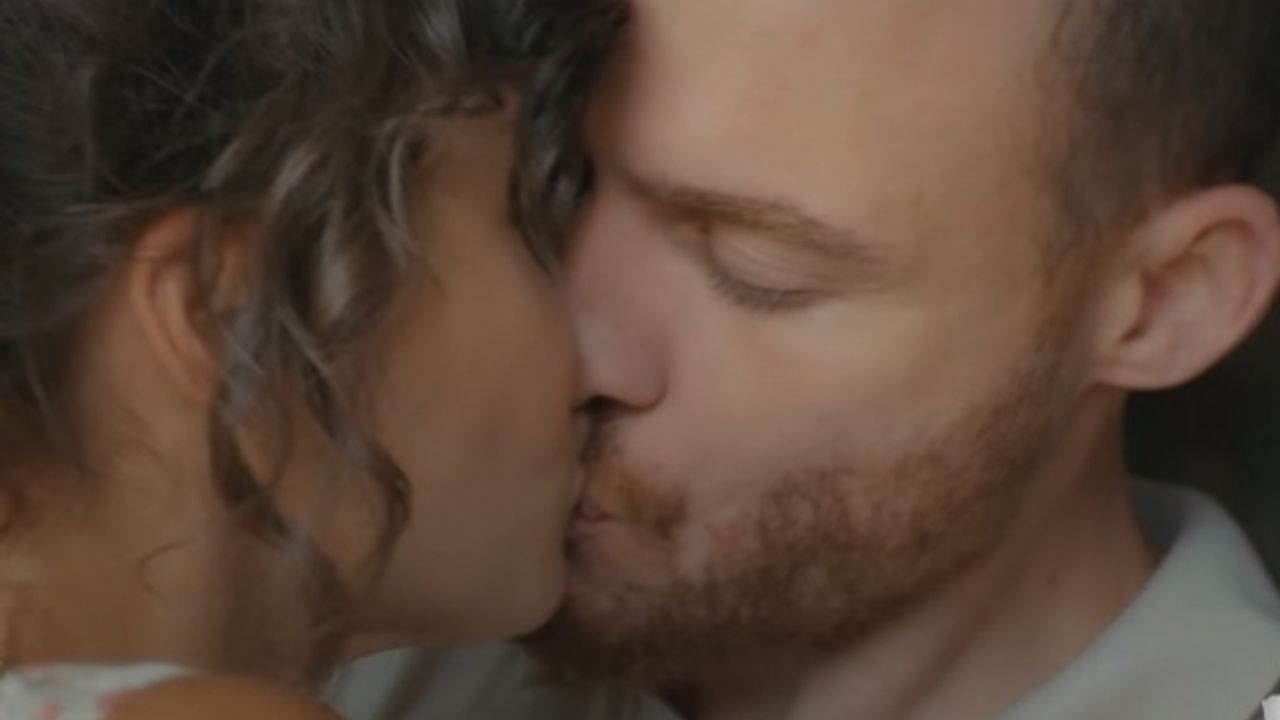 Hande Erçel ve Kerem Bürsin rolünün hakkını verdi... İşte kare kare o anlar!