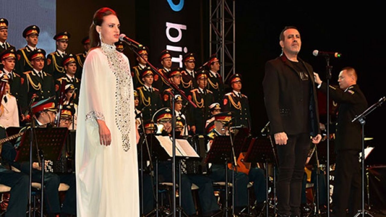 Haluk Levent ve Rus Kızıl Ordu Korosu Manavgat'ta Konser Verdi