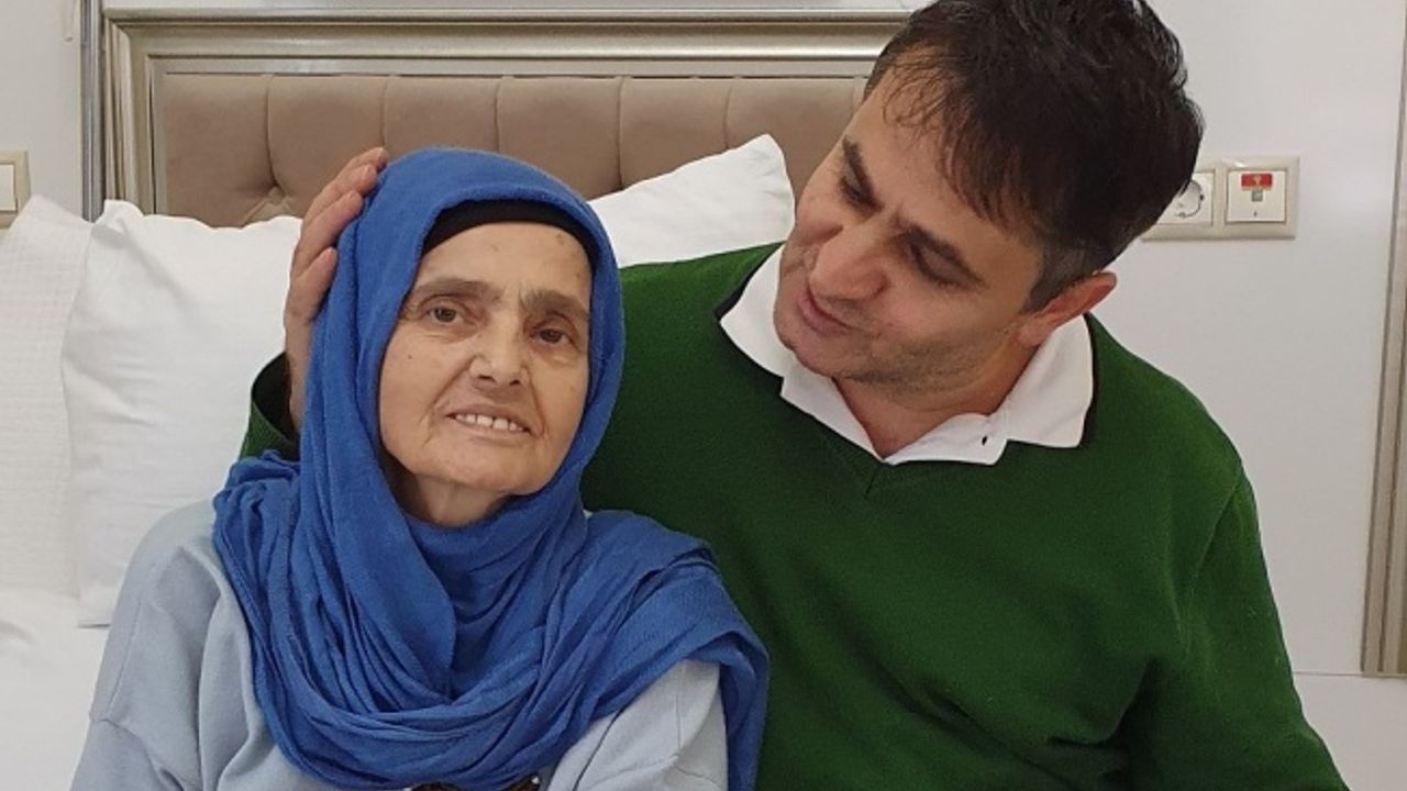 Gazeteci Olcay Ünal Sert Annesi Meryem Sert'i toprağa verdi