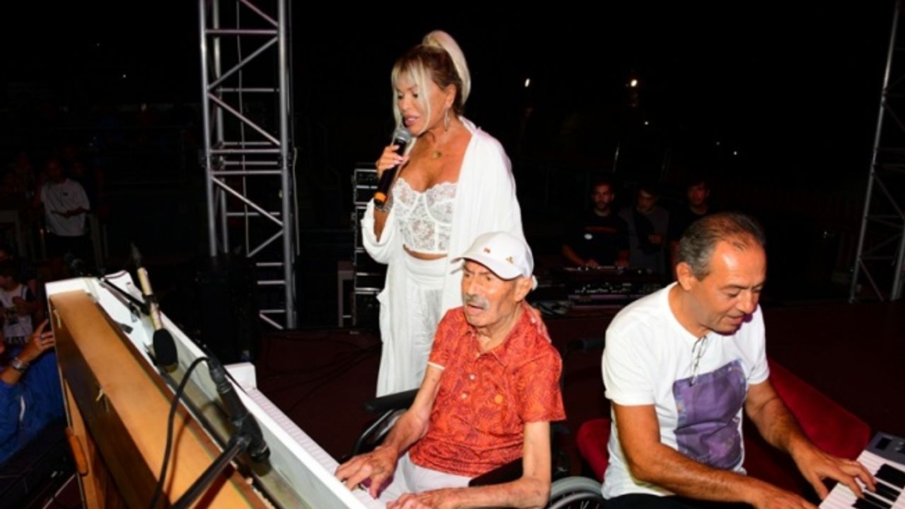 Ajda Pekkan İlham Gencer'in 100. doğum gününü sahnede kutladı