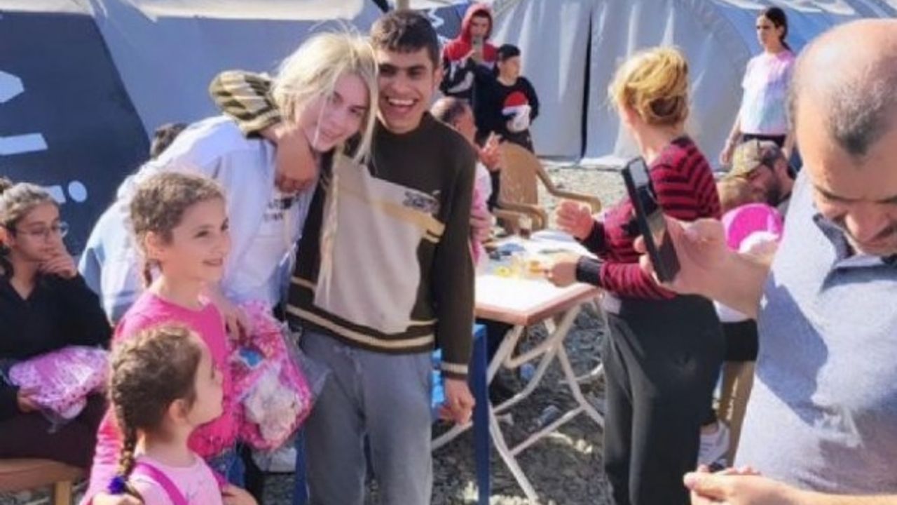 Aleyna Tilki Hatay da depremzede çocukları ziyaret etti