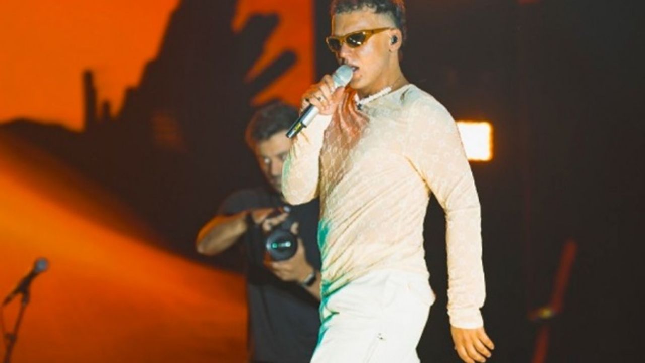 Edis Kemerburgaz'da verdiği konserde şıklığıyla dikkat çekti