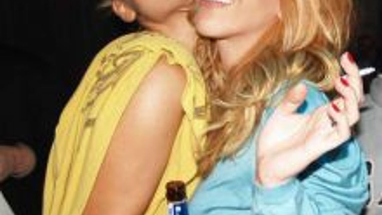 Hande Yener, Demet Akalın'ı icraya verdi ...