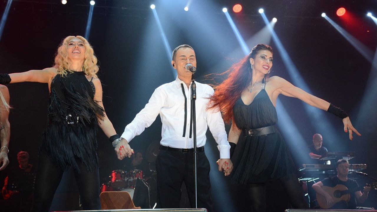Serdar Ortaç 11. kez Kuruçeşme Açıkhava da konser verdi