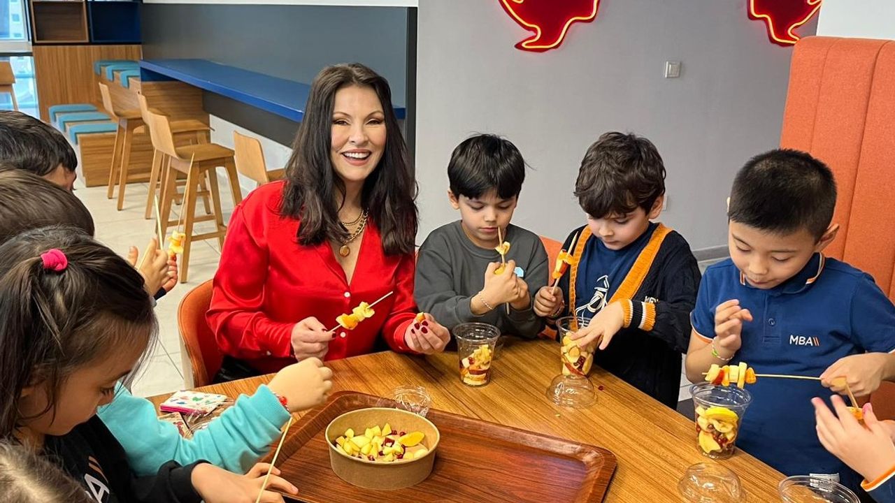 Aydan Şener, öğrencilerle bir araya gelerek deneyimlerini paylaştı