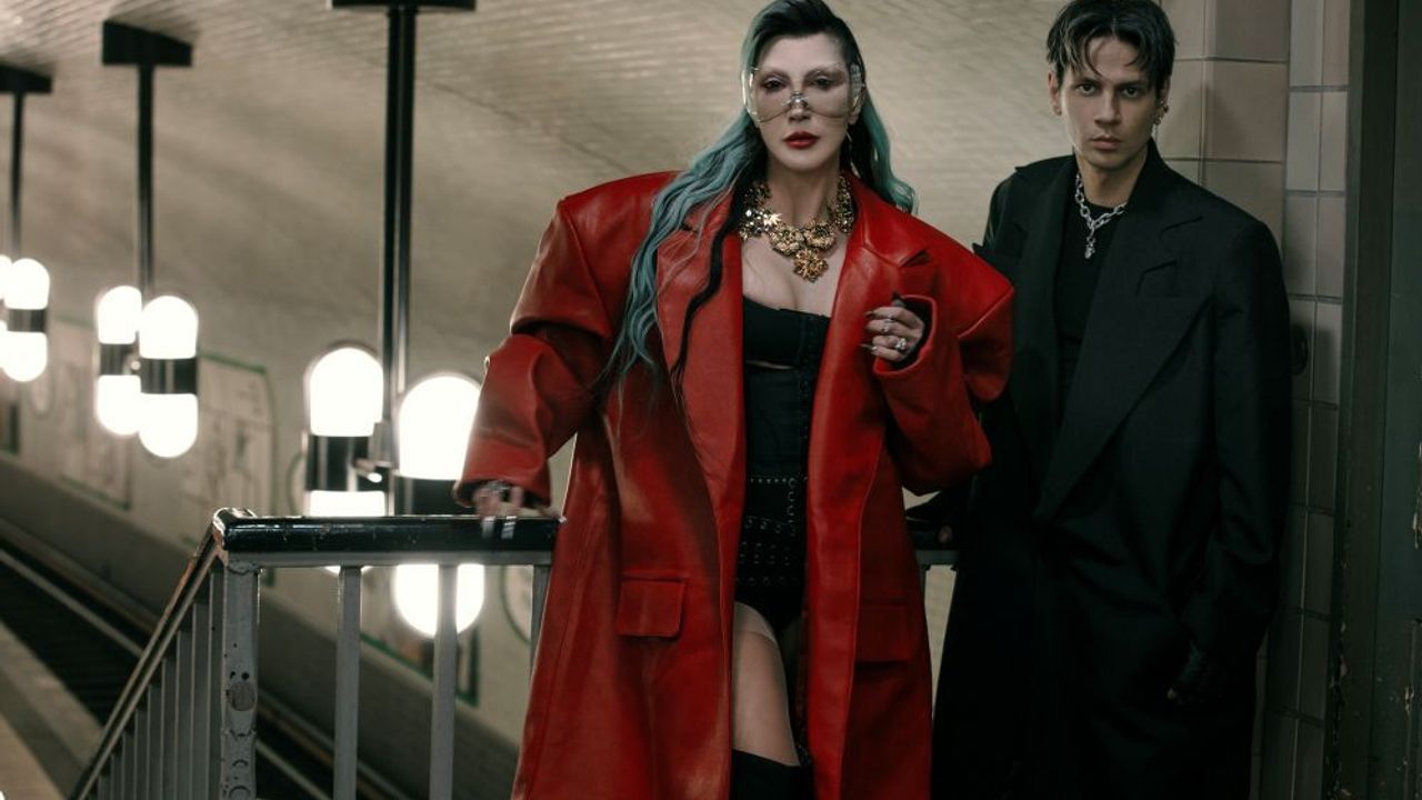 Hande Yener ve Madrigal "Ego" yaptı!