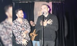 Cenk Tevetoğlu yakın dostunu ilk sahnesinde yalnız bırakmadı