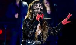 Hande Yener konserinde maskesiyle dikkat çekti