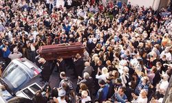 Mikis Theodorakis Girit Adası'nda Sirtakiyle toprağa verildi