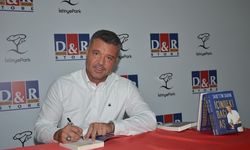 Sadettin Saran ilk kitabı “İçindeki Dağı Aş”ın imza gününe katıldı
