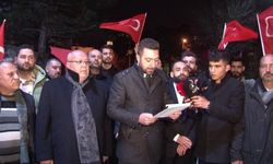 Sezen Aksu'nun evinin önünde eylem
