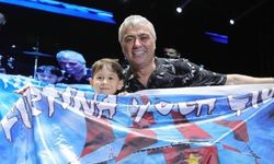 Cengiz Kurtoğlu minik hayranı ile konserinde Trabzonspor'u kutladı