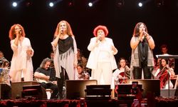 Selda Bağcan'a sahnede yeğenleri Serenad, Sonat ve Seda Bağcan eşlik etti