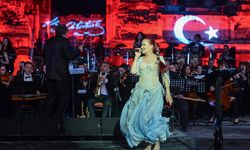 Candan Erçetin, Efes Antik Tiyatro da “Atatürk’ün Sevdiği Şarkılar”ı seslendirdi