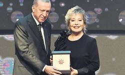 Emel Sayın'a Cumhurbaşkanlığı Kültür ve Sanat Büyük Ödülü Verildi