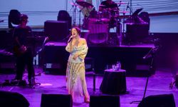 Nazan Öncel yeni şarkısı 'Seviyore Mi’yi ilk kez Harbiye de seslendirdi