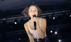 Zeynep Bastık önce Tekirdağ'ı ardından Antalya'yı coşturdu