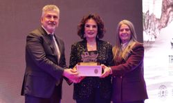 Sanat birleştirdi: Hülya Koçyiğit’e CHP Milletvekilinden Ödül