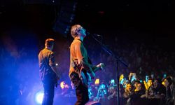 Mor ve Ötesi Yeni Yıl'ın ilk konserini Bostancı da verdi!