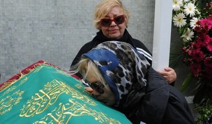 Emel Sayın annesini son yolculuğuna uğurladı.