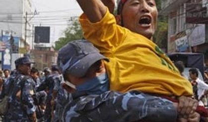 Çin'de iki Tibetli kendini yaktı