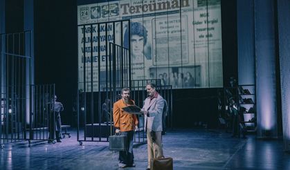 Tarık Akan'ın 12 Eylül'de yaşadıkları tiyatro sahnesinde!