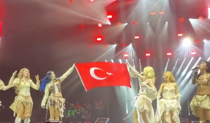 MANİFEST, LONDRA DA TÜRK BAYRAĞI'NI DALGALANDIRDI