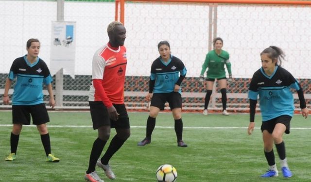 Şöhretler Sahada... “Kadına Şiddet” ve “Engelsiz Yaşam” için sahaya çıktılar...