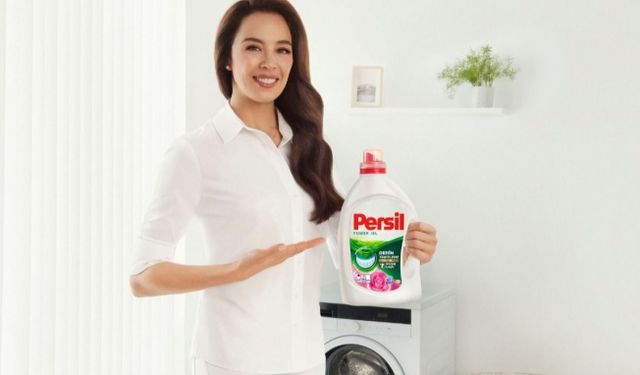 Azra Akın deterjan markasının reklam yüzü oldu