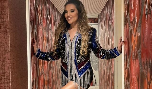 Demet Akalın, 20 kiloluk ceketle sahneye çıktı
