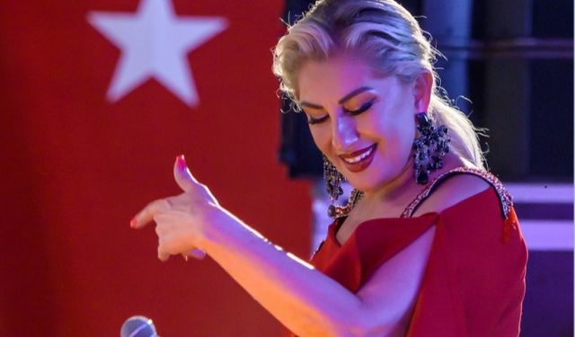 Muazzez Ersoy, 30 Ağustos Zafer Bayramı'nın 100. Yılını Kütahya da sahnede kutladı