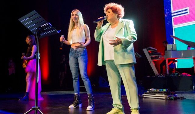 Selda Bağcan sahnesinde Aleyna Tilki'yi ağırladı...