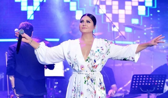 Sibel Can Bodrum Konserinde Zeki Müren'i andı