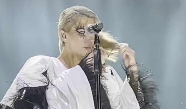 Hande Yener 'İran da hayatını kaybeden gencecik kızlarımız için' diyerek sahnede saçlarını kesti