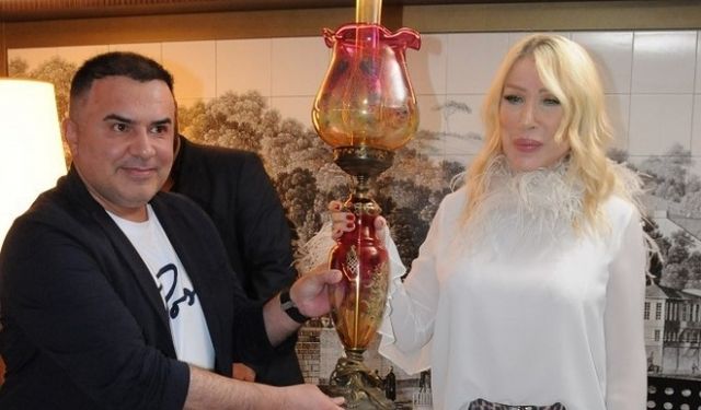 İftar Yemeğinde Seda Sayan’a yüz bin liralık antika Fransız lamba hediye edildi