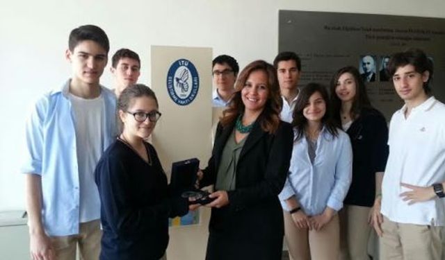 Betül Hacer Sarıbaş'a  plaket verildi