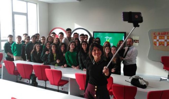 Burçin Abdullah Doğa Koleji öğrencilerinin sorularını yanıtladı