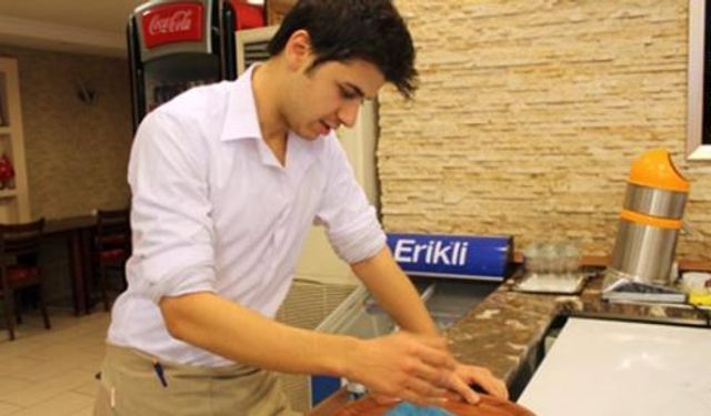 Emrah'ın menajerinden sanatçının garsonluk yapan oğluna yanıt geldi