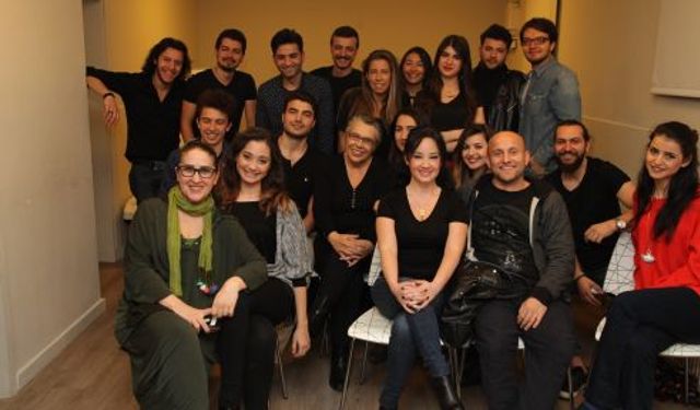 Işıl Yücesoy “Hayata daima pozitif  bakın, enerjinizi boşa tüketmeyin” dedi.