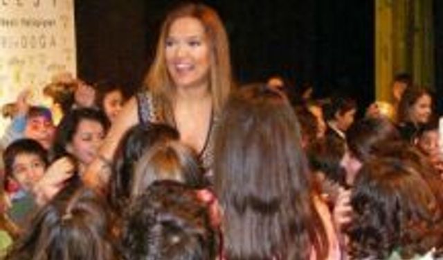 Yılın ilk ödülü Demet Akalın'a