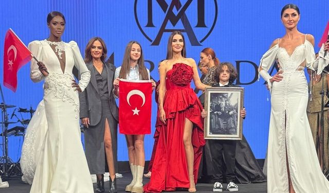 Hülya Albayrak Çırağan Sarayı'nda muhteşem bir defile düzenledi
