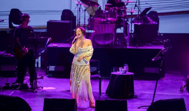 Nazan Öncel yeni şarkısı 'Seviyore Mi’yi ilk kez Harbiye de seslendirdi