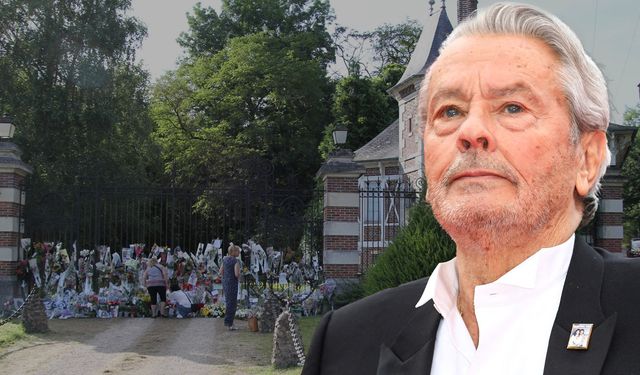 Alain Delon malikanesinin bahçesinde toprağa verildi