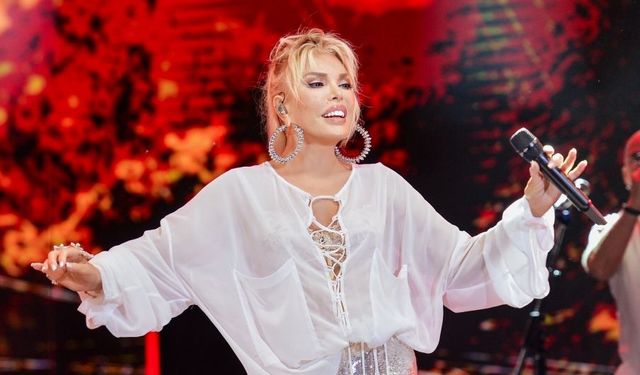 Ajda Pekkan İzmir Açıkhava Tiyatrosu'ndan Startı Verdi