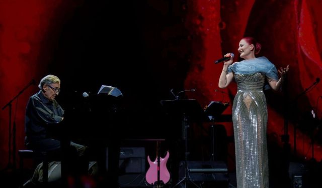 Candan Erçetin 30. Sanat Yılında Harbiye de konser verdi