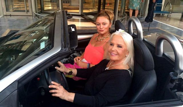 Gönül Yazar arabasını satılığa çıkardı!