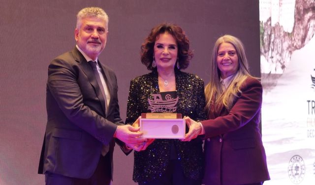 Sanat birleştirdi...  Hülya Koçyiğit’e CHP Milletvekilinden Ödül