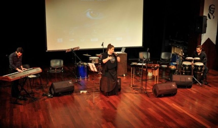 Aslı Omağ, Altınokta Körler Derneği yararına Akatlar Kültür Merkezi'nde sahne aldı. - Fotoğraflar: Emrah TARIM